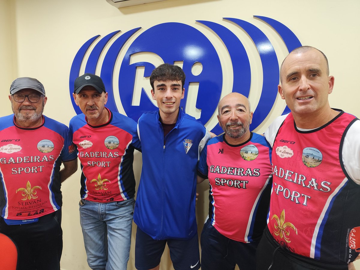JaviRamirez_02's tweet photo. 📻 El CD Gadeiras Sport protagoniza #LaRemontada de hoy en @radio_laisla 

🏃A partir de las 14:30h estaremos junto a Blas Virues, Mariano Sánchez, Enrique Fernández y Guillermo Medina

🔜 Los deportistas isleños se preparan para los 101km de Ronda 
https://t.co/YpIkConT4R https://t.co/Z0Yc6hOCI7