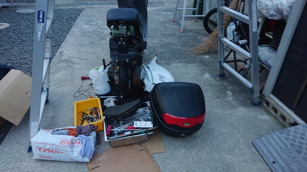 takase_daibo's tweet photo. 娘👧が乗っている1985年製の古いDJ・1(AF12)🛵のエンジンから軽くキンキン音がするので、ヤフオク🔔で中古エンジンを買って弟👦に取りつけてもらい中🛵
とりあえず今日は取りつけて、いい感じでかかるのはわかりました🔧
明日もメンテナンスは続きます👍️
#スクーター #dj1 #af12 #エンジン #原付 https://t.co/AS6MERZQew