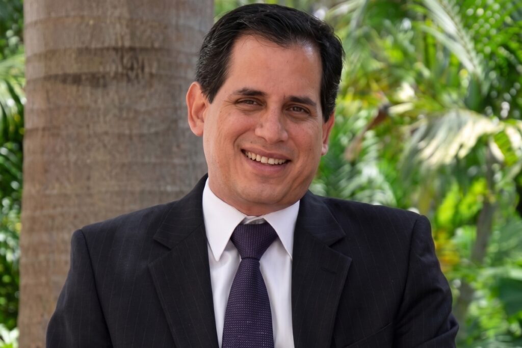 notimundoec's tweet photo. 🚨 #ATENCIÓN | Juan Carlos Blum, que se desempeñaba como gerente de la Corporación Nacional de Electricidad (CNEL), es el nuevo ministro de Ambiente y Energía. Así lo establece el Decreto Ejecutivo 376, suscrito este jueves 7 de mayo. ⤵️ https://t.co/SY3m4O1dGe