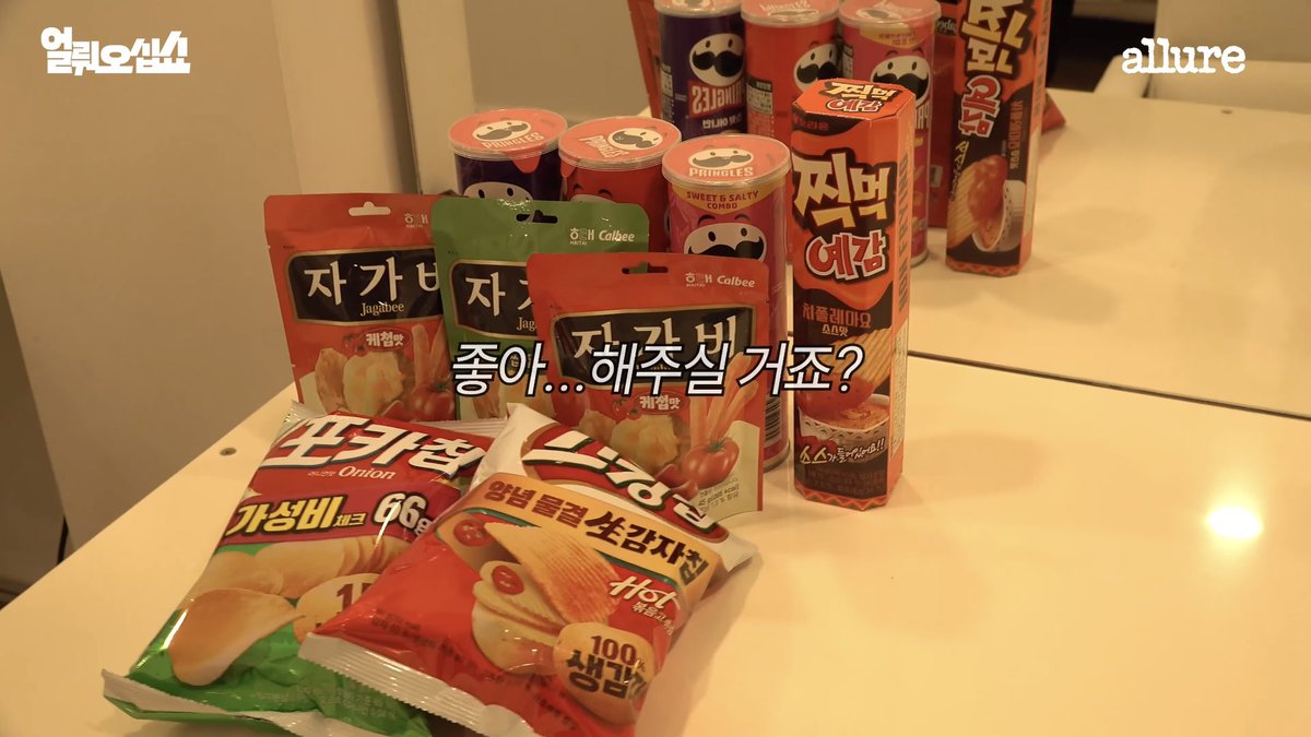 じゃがいもが入ったお菓子が好きだと聞いて…って大量のお菓子を準備してもらってるチソンくん最高