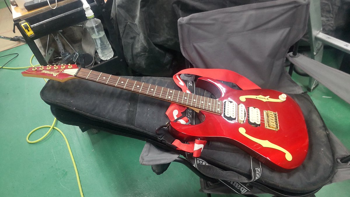 opp_style_FRP's tweet photo. 残置物の粗大ゴミを片付ける仕事をしていたらギターケース出てきて、せっかくなのでもらってきて、開けて持った感じに違和感。
コピー品にしては作りが良いな🤔
と、裏フタを開けてみたら… https://t.co/oR8l6HeAhu