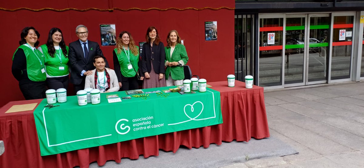 ContraCancerEs's tweet photo. ¡Acércate  a nuestras mesas y colabora!
Cuando lo haces #nosmovemoscontraelcáncer
En el @sanidadgob , el presidente de la Asociación Española Contra el Cáncer   @RamonReyesCC e Isabel Orbe @IsabelOrbeAvial , directora general https://t.co/2FrH4ocIgv