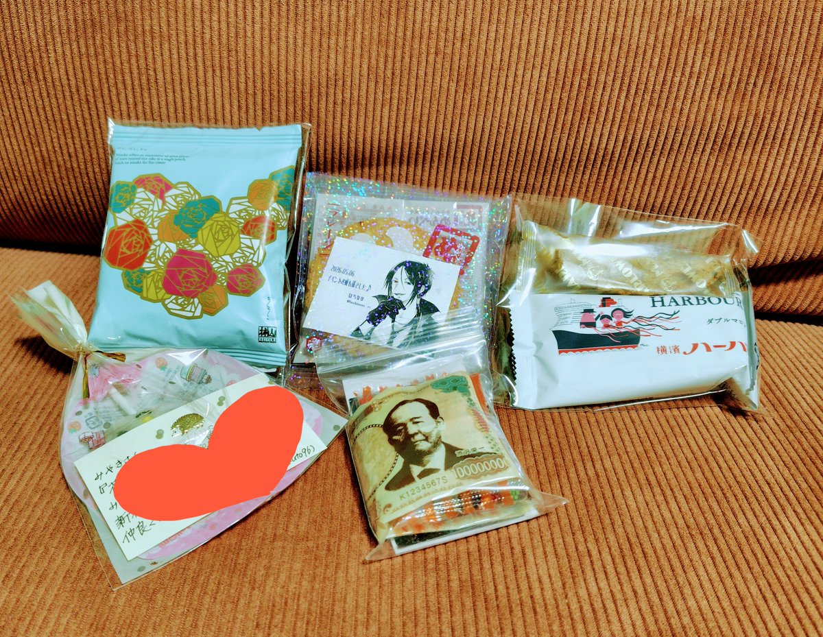 遅くなりましたが復活祭ありがとうございました。本をお手に取っていただいたり、温かいお言葉や差し入れ等とても嬉しかったです。大切にいただきます。本当にありがとうございました。（いつもはいただいたお菓子をすぐに食べちゃうので写真が撮れなかったんですが、今度はちゃんと撮影できました！）