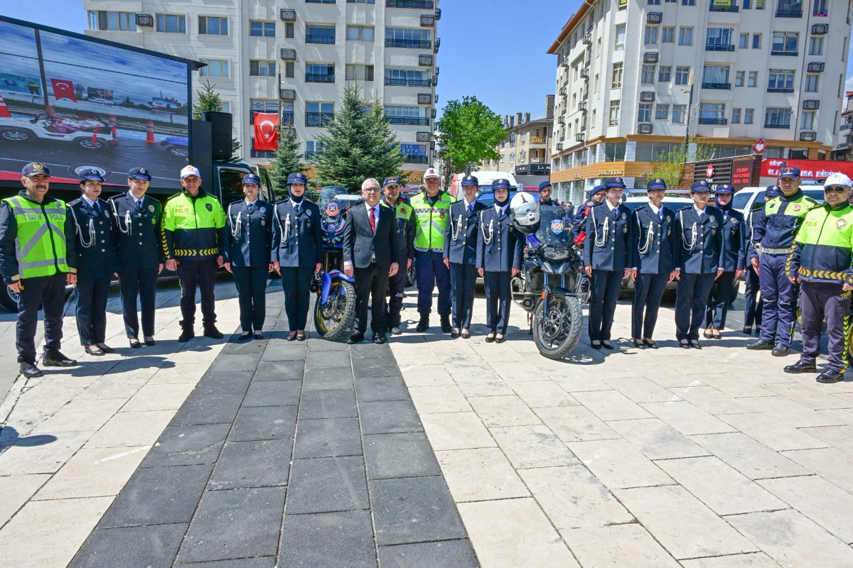 SivasEmniyeti's tweet photo. 🚦🚸 Bir Kural Bir Ömür

Karayolu Trafik Haftası kapsamında düzenlenen etkinliklerde trafik güvenliği konusunda farkındalık oluşturulurken, çocuklara yönelik eğitici ve eğlenceli aktiviteler gerçekleştirildi.

İçişleri Bakanlığımızın koordinasyonunda bu yıl “Bir Kural Bir Ömür” temasıyla düzenlenen Trafik ve İlk Yardım Haftası etkinlikleri çerçevesinde gerçekleştirilen programa; Valimiz Dr. Sayın Yılmaz Şimşek, İl Emniyet Müdürümüz Sayın Ahmet Alaağaçlı, Sivas Polis Meslek Yüksekokulu Müdürü Sayın Mahmut Güven, İl Jandarma Komutanı J. Kd. Alb. Sayın Adem Taşkın, il protokolü, öğrenciler ve vatandaşlar katıldı.

Kongre Müzesi bahçesinde kurulan polis, jandarma ve Gençlik ve Spor İl Müdürlüğü stantlarını ziyaret eden Valimiz Şimşek, öğrencilerle bir araya gelerek trafik kurallarının önemine dikkat çekti.

Etkinliklerde çocuklara trafik bilinci kazandırmaya yönelik uygulamalı eğitimler verilirken, çeşitli oyun ve aktivitelerle keyifli anlar yaşandı. 🚔👮‍♂️🚸

@TrafikEgm 
#SivasEmniyeti