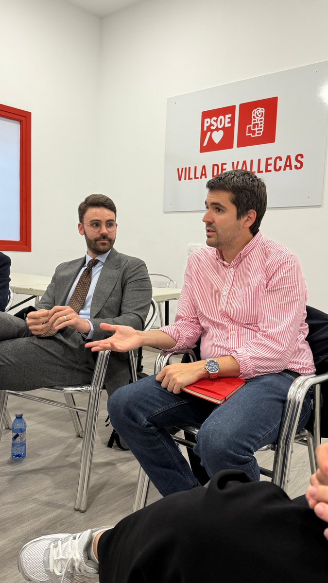 pabloand's tweet photo. Gracias por venir a charlar con nosotros en @PSOEVallecasV sobre el nuevo orden internacional, el conflicto en Oriente Medio y el futuro de la UE. 

Siempre se aprende contigo amigo @david_hm91 🙌 https://t.co/npQ9xUrX39