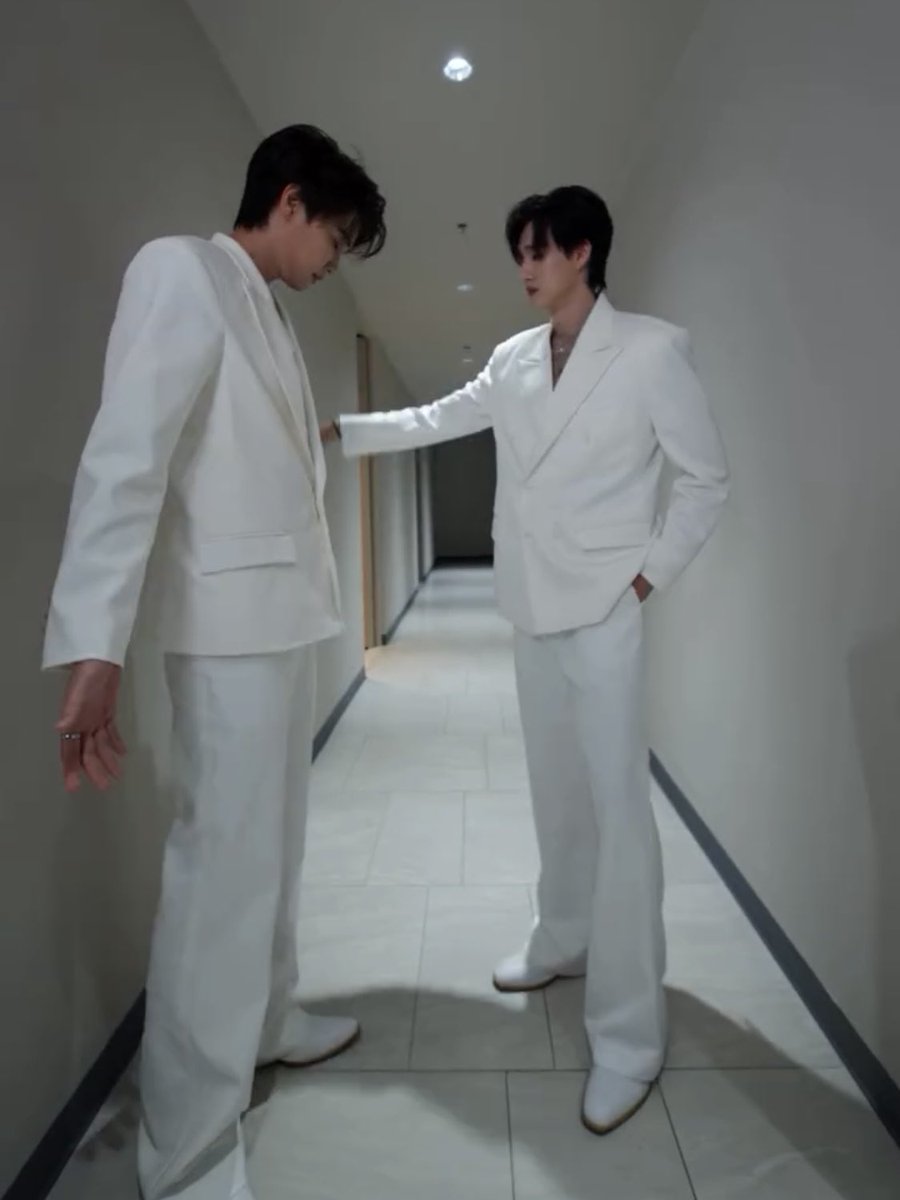 papi pastiin baju ayah ga ada yang kotor dan rapih.
I CAN’T… I CAN’T… HELP DEWTEE!!!!😭😭😭😭😭