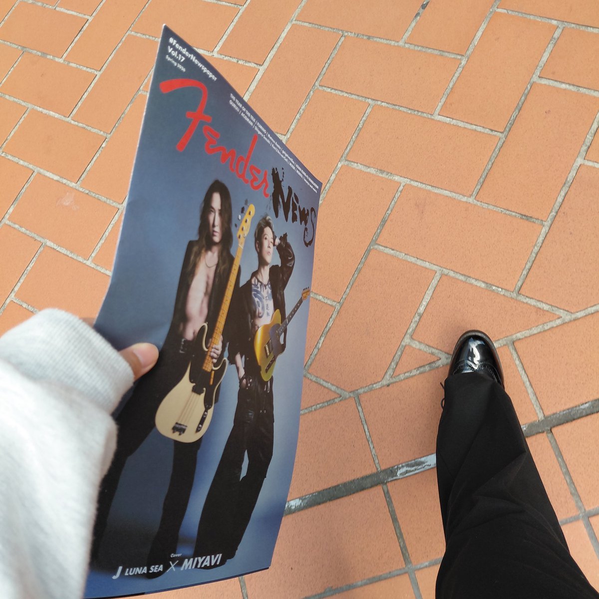 やっとKenちゃん載ってるFenderの冊子貰ったけど、カバン入れるとシワ