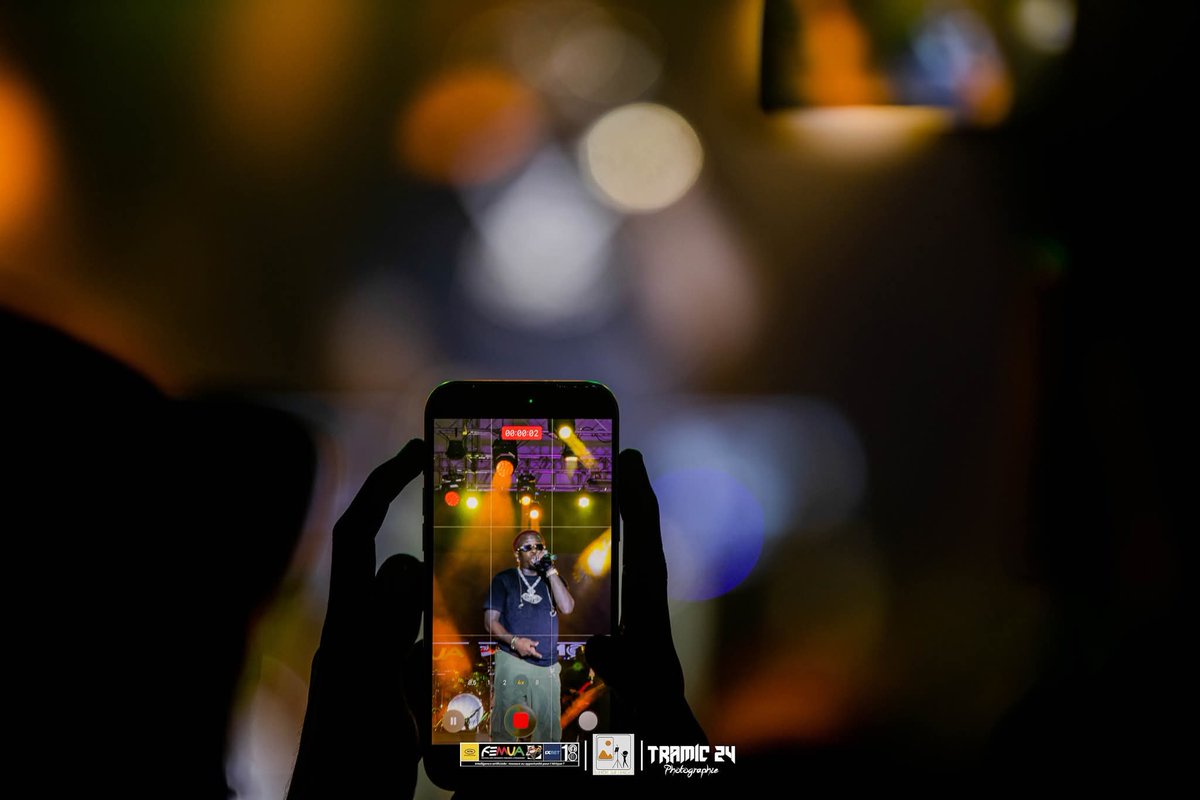 Tramic24's tweet photo. Chaque concert a son ambiance.
Mais à travers ce cadrage, j’essaie toujours de raconter la même chose :
l’émotion du live. 🎤📸

Le son passe.
L’instant reste.

#ConcertPhotography #LiveMusic #musicPhotography #concerts #CreativePhotography https://t.co/wFGfxjDzex