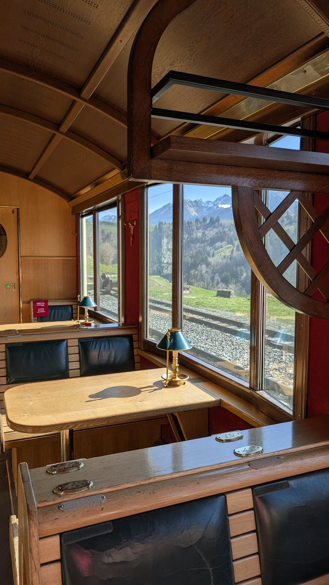 ilturista_info's tweet photo. ✨ Il GoldenPass Belle Époque collega Montreux a Zweisimmen, attraversando alcuni dei paesaggi più belli della Svizzera e costeggiando il lago di Lemano, tra vigneti e paesaggi alpini.
#GoldenPass #GoldenPassBelleEpoque #TreniPanoramici https://t.co/Qfn1J2FXXa