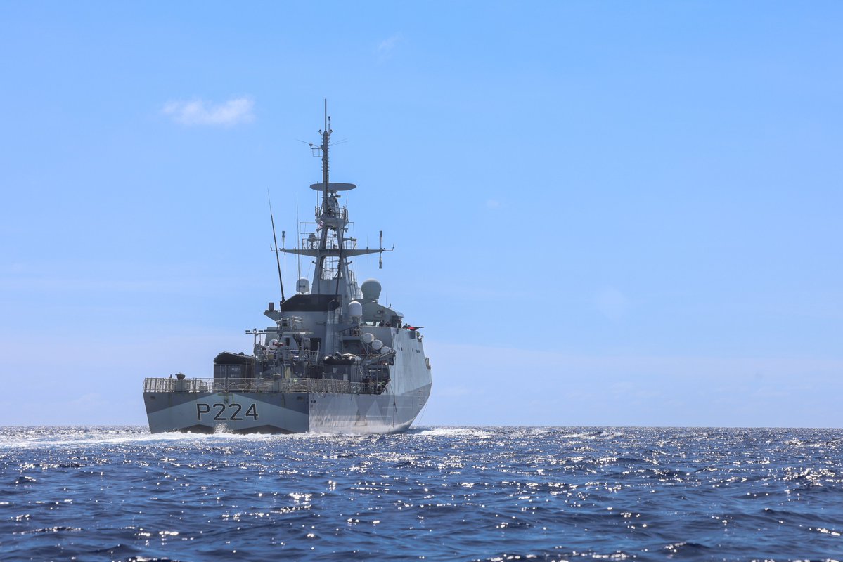 Royal Navy tweet media