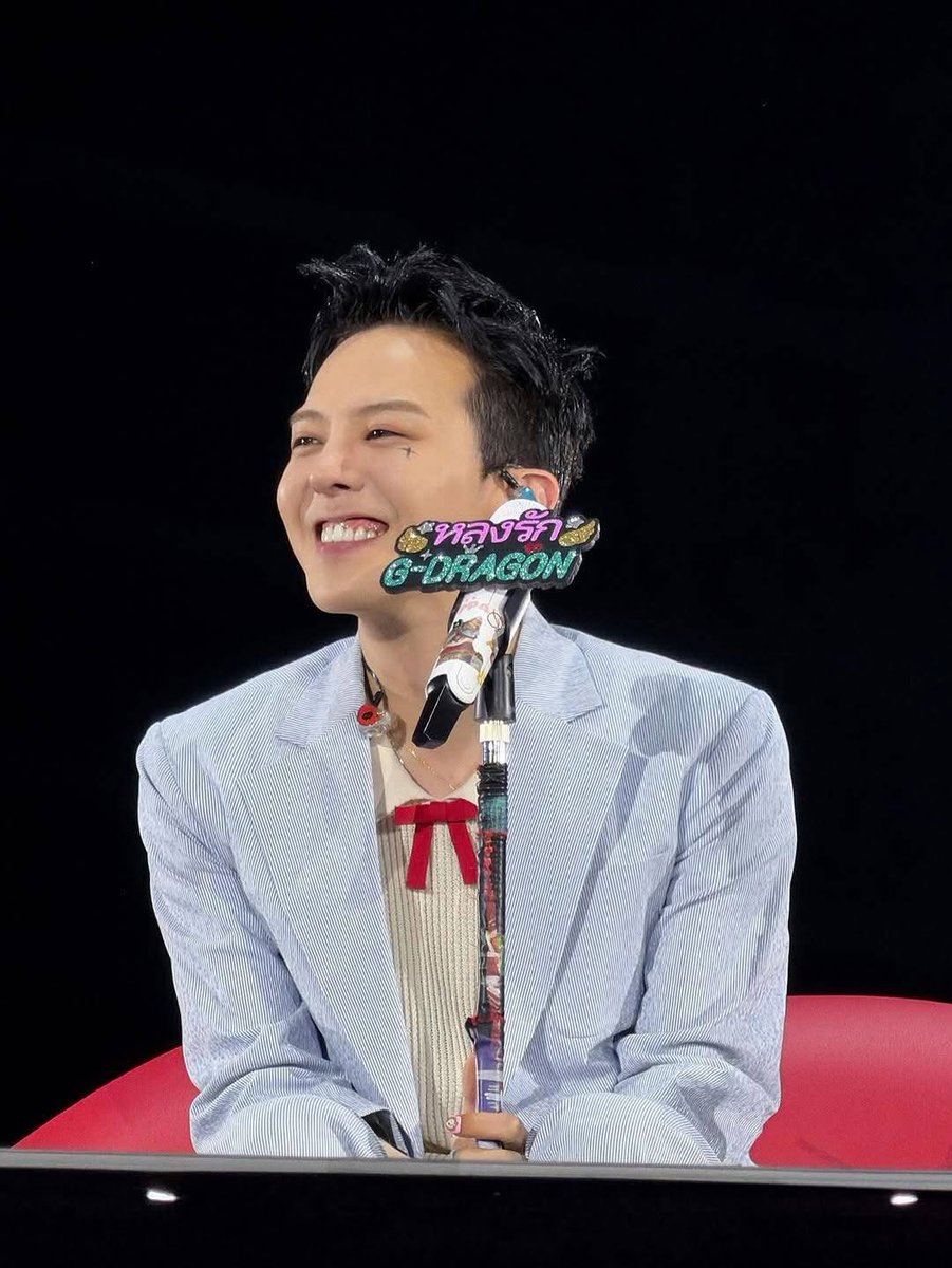 “제게 팬들은 일기장 같아요. 어렸을 때 쓰던 그림일기를 나중에 펼쳐보면 내가 이때 뭘 했는지 알 수 있잖아요. 팬들도 마찬가지예요. 영상이나 수많은 자료들을 갖고 제가 언제 뭘 했는지 알고 있어요. 시간이 지나 열어보면 가슴 따뜻해지는 그림일기처럼, 제게 팬들은 그런 존재예요.” by 지용