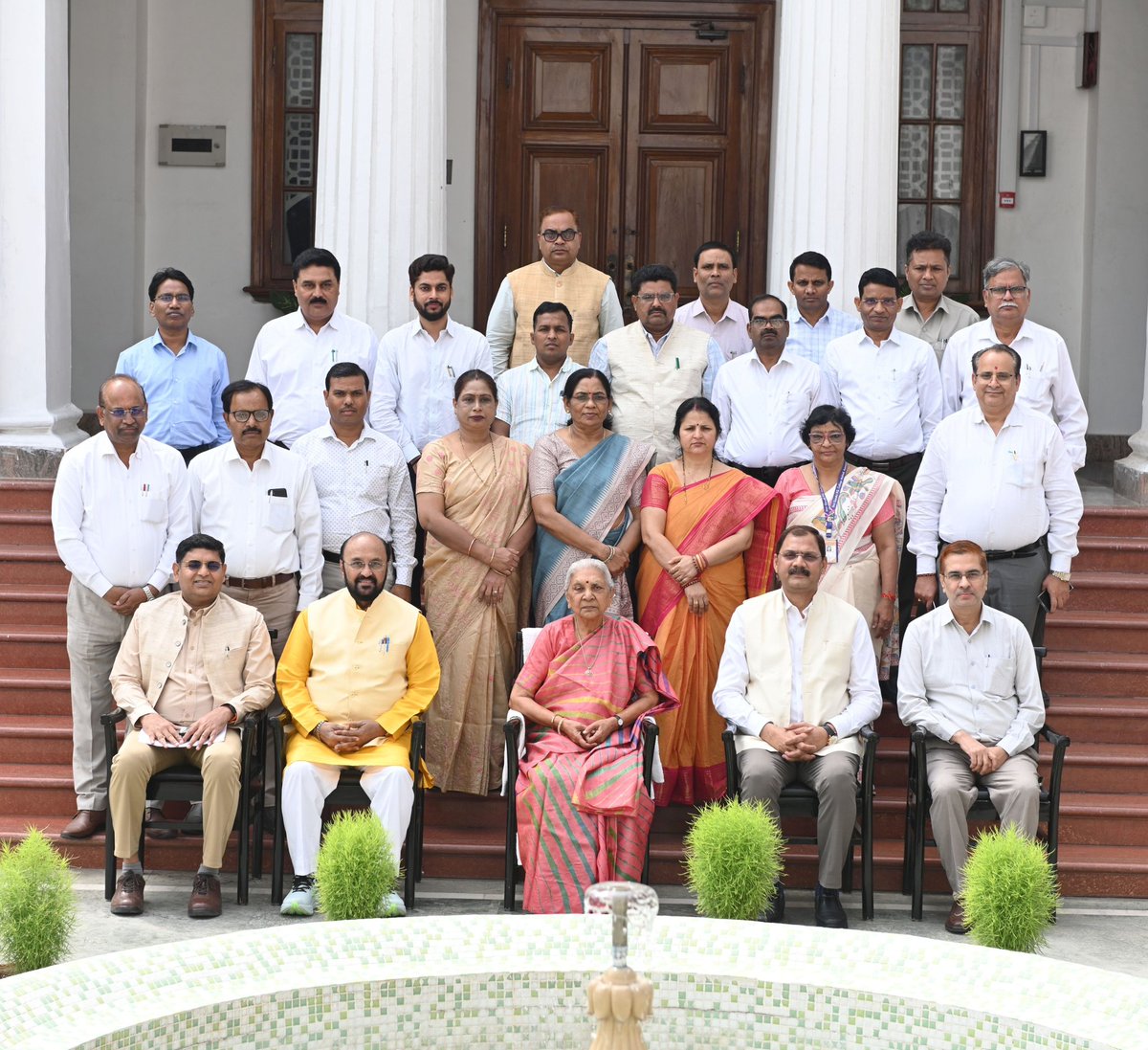 GovernorofUp's tweet photo. राज्यपाल एवं कुलाधिपति श्रीमती आनंदीबेन पटेल की अध्यक्षता में महाराजा सुहेलदेव विश्वविद्यालय, आजमगढ़ से सम्बद्ध महाविद्यालयों के प्राचार्यों के साथ समीक्षा बैठक संपन्न। छात्राओं को आत्मनिर्भर बनाने हेतु कौशल विकास, तकनीकी शिक्षा एवं रचनात्मक गतिविधियों को बढ़ावा देने के निर्देश। https://t.co/jyvlCZ4yWC