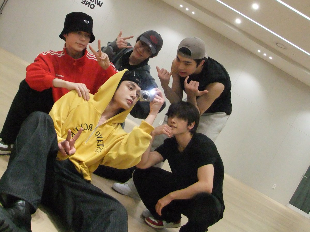 cloudnotes_shb's tweet photo. about pet & mat keyring, originally hanbin wanted to give one to jiwoong hyung, but he forgot earlier and couldn’t because they had class right away

🐹🐱: on the first day of kcon practice, it was me, jiwoong hyung, and the five of us together, and i was like, ‘we should take a picture,’ because everything felt kinda new back then. i just wanted to save that memory, you know? so we took a photo, and fans said our outfits looked really pet & mat coded ㅋㅋㅋ so tomorrow at practice i’ll give one to jiwoong hyung

i think i was wearing red back then and jiwoong hyung was wearing yellow… doesn’t that fit us perfectly? ㅋㅋㅋ i feel like we kinda look alike too ❤️💛