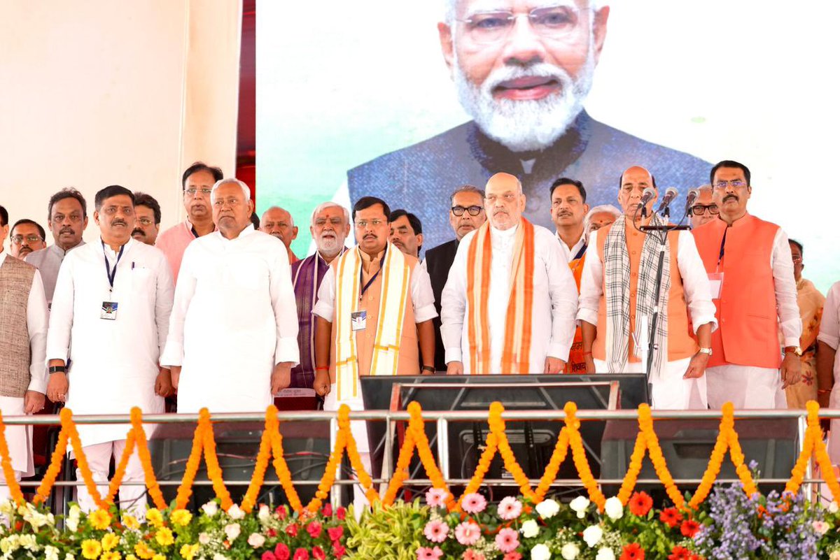 बिहार सरकार में मंत्रिपरिषद के सदस्य के रूप में शपथ ग्रहण करने वाले NDA के सभी साथियों को हार्दिक बधाई एवं शुभकामनाएँ। मुझे पूर्ण विश्वास है कि श्री <a href="/narendramodi/">Narendra Modi</a> जी के मार्गदर्शन तथा श्री <a href="/samrat4bjp/">Samrat Choudhary</a> जी के कुशल नेतृत्व में आप सभी NDA द्वारा संचालित विकास एवं जनकल्याण के कार्यों