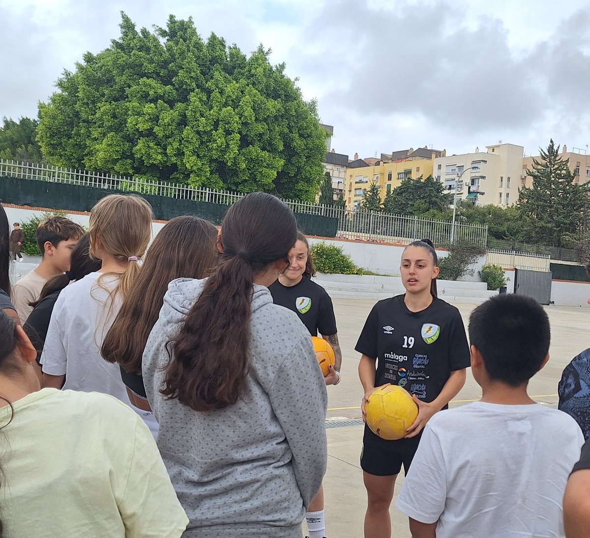 deportemalaga's tweet photo. Los alumnos 👧🧒del @ceiparturoreyes han disfrutado de la visita de las jugadoras de @AtleticoTorcal ⚽️ en una nueva sesión del programa de @malaga #Deporteenacción.  Las deportistas presentes fueron Collado, Unami, Sandra y Susi y ofrecieron una charla teórica y otra, práctica. https://t.co/1h8hfj0sth