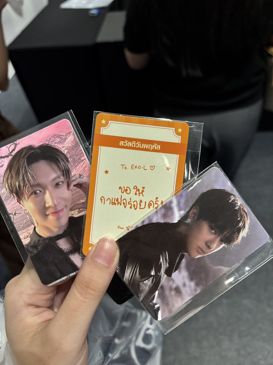 dfdewdrop's tweet photo. หาแลกเป็นชานยอลค่า #REVERXE_THE_WORLD_BKK https://t.co/eDVKsRmnmF