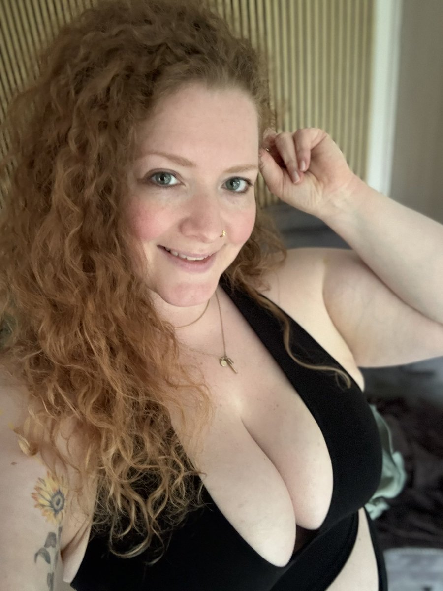 CurvyRedheadMom's tweet photo. Hi you 💋 https://t.co/tPg6gDPxTB