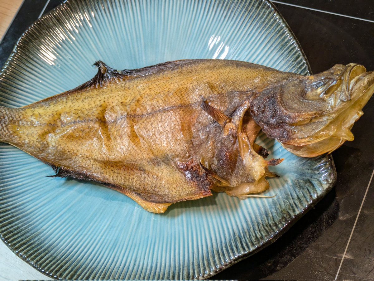 富山湾に湧いてた宗八カレイを干物に
処理めんどいけどだいぶ美味い