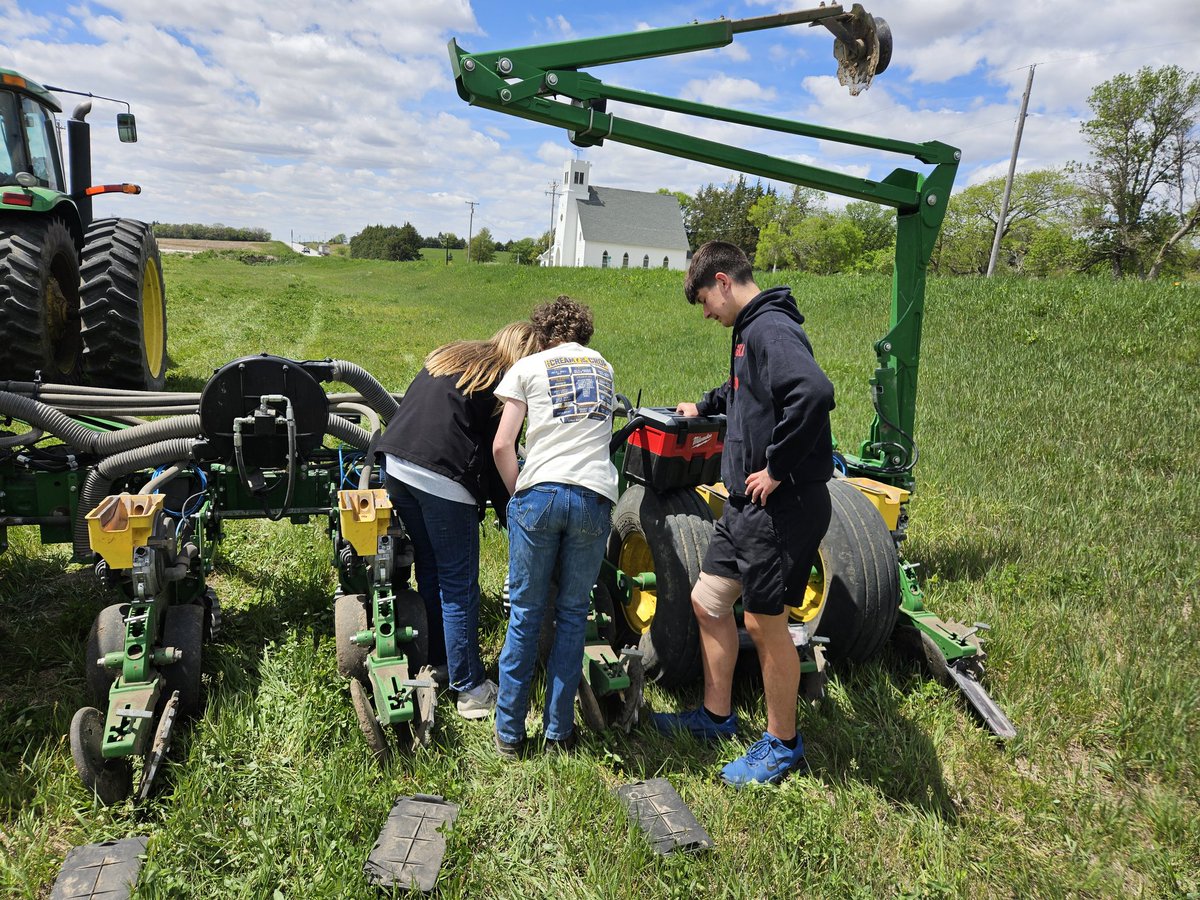 CowboyCubby's tweet photo. Adams, NE. Freeman FFA plot with Otto Farms &amp; @DeanSeeds_Jeff 
@Freeman_Falcons FFA promotes agricultural education, leadership, and personal growth. It prepares students for not just farming, but science, business, technology, and veterinary. @PioneerSeeds is happy to be a part. https://t.co/Hgm28lYVjU