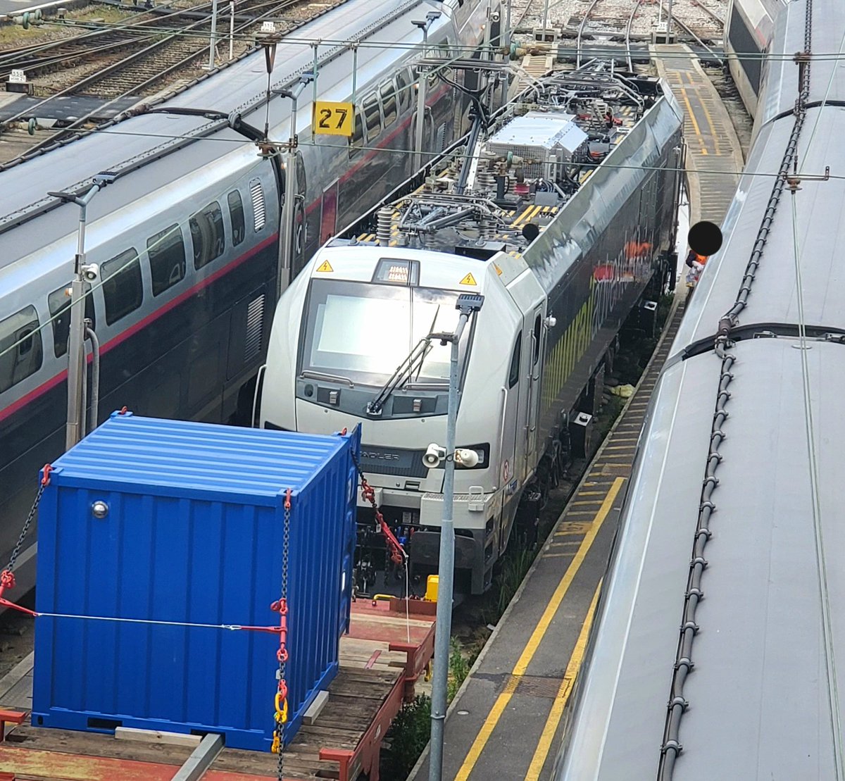 JeanMiTGV's tweet photo. Magnifique Euro6000 de Railadventure au TSEE (peut etre que je suis rentré dedans on sait pas) https://t.co/n52nuugxYn