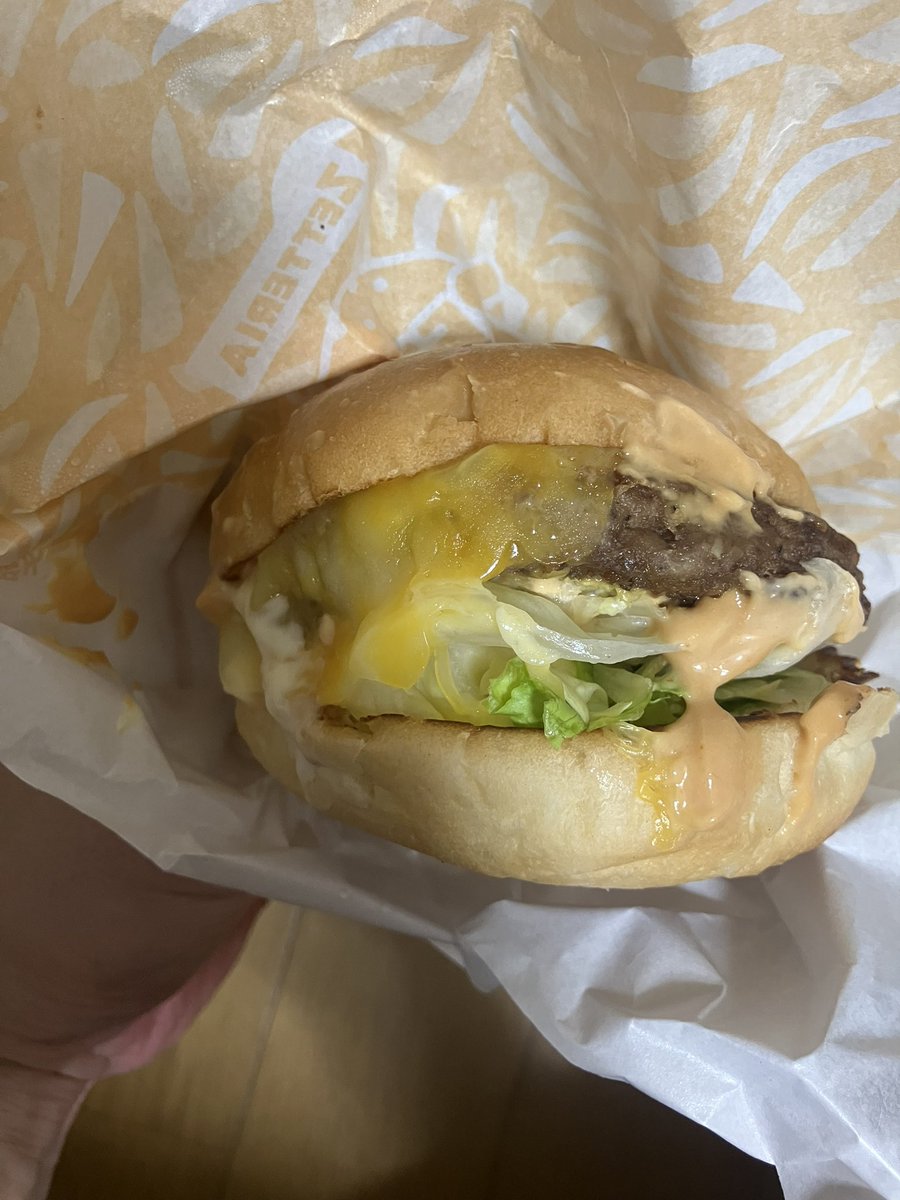 hide_muscle84's tweet photo. GWの締めにゼッテリアバーガー祭���🍔
何気にゼッテリアは食べた事がなし🫢

せっかくなので頼んだらこれまた絶品😋
ヴィジュアルもなかなかなカンジ✨
クーポン消費中🤣

#ダイエット垢さんと繋がりたい 
#ダイエット垢
#抗酸化
#筋トレ 
#ダイエット 
#美容  
#美肌 
#アンチエイジング 
#健康食品 https://t.co/jmsXbwFwGM