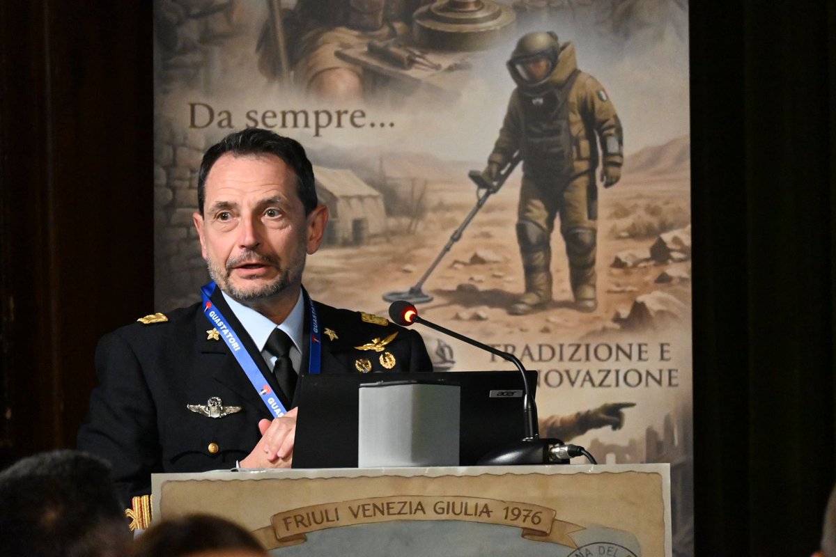 SM_Difesa's tweet photo. 📍 Udine, #6maggio| Il Sottocapo di Stato Maggiore della #Difesa, Gen. S.A. Luigi Del Bene, ha preso parte al Convegno “Il Genio Militare e il Modello Friuli: 50 Anni dal Terremoto del 1976 - Memoria, Sinergia e Prospettive Future”, organizzato dal Presidente del Gruppo Nazionale Guastatori, Gen. C.A. (Ris.) Mario RUGGIERO, presso il Palazzo Kechler per onorare la memoria delle 965 vittime e dei circa 3.000 feriti.

🇮🇹 A 50 anni dal tragico evento, il Friuli rappresenta ancora oggi un esempio di capacità di reazione, coesione e ricostruzione: una terra che ha saputo trasformare il dolore in forza e il ricordo in progresso.

🛠️ Nel suo intervento, il Gen. Del Bene ha ricordato il contributo determinante delle #ForzeArmate, del Genio militare e dei Guastatori nelle attività di soccorso, sgombero, ripristino delle comunicazioni e supporto alla popolazione, evidenziando come da quell’esperienza abbia preso forma una visione più strutturata del concorso militare alle emergenze e della moderna IV Missione.

🤝Oggi il concorso militare si fonda su un sistema interforze di capacità avanzate e specialistiche, in grado di operare in modo integrato a supporto del Paese: comunicazioni satellitari, comando e controllo, trasporto sanitario d’emergenza, capacità CBRN, sanità militare, monitoraggio e modellazione del rischio.

🚆 In questo quadro, anche la military mobility assume un valore strategico: la capacità di muovere rapidamente personale, mezzi e materiali richiede infrastrutture adeguate, procedure condivise e una piena integrazione tra componente militare e settore civile.

Il Sottocapo di #SMD ha inoltre visitato il 3° Reggimento Genio Guastatori dell’#Esercito, incontrando il personale e approfondendo capacità, assetti e attività operative di una componente specialistica essenziale per il supporto alla mobilità, la protezione delle forze, il concorso alle emergenze e la sicurezza del territorio.

Prepararsi, pianificare e cooperare resta essenziale per rafforzare la resilienza nazionale e costruire un’Italia più sicura, pronta e unita.