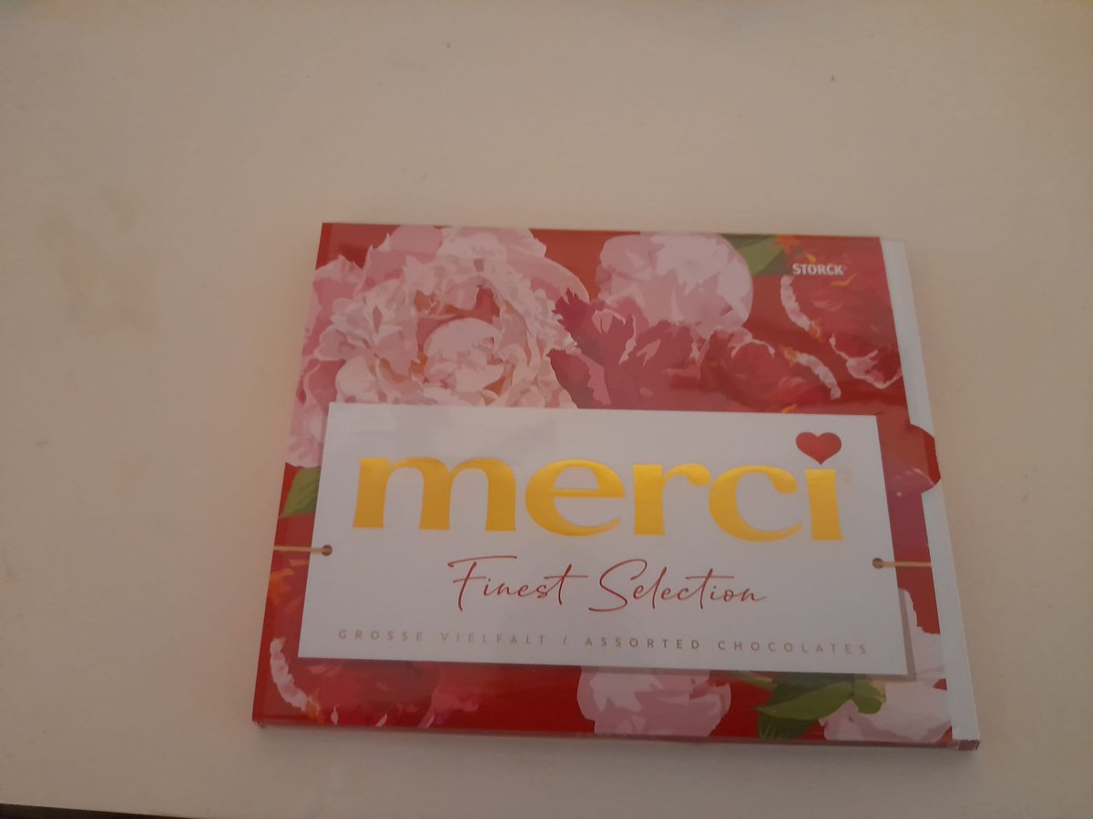 lerriegrooten's tweet photo. I got a box of merci of the local supermarket, because they liked that i did those kind things by them. very cool. The book about this kind of things is still possible to read. for example at https://t.co/BrLcRheikq. The title is geluk groeit and the writer is eefke peeters. https://t.co/nNx7p5GhbW