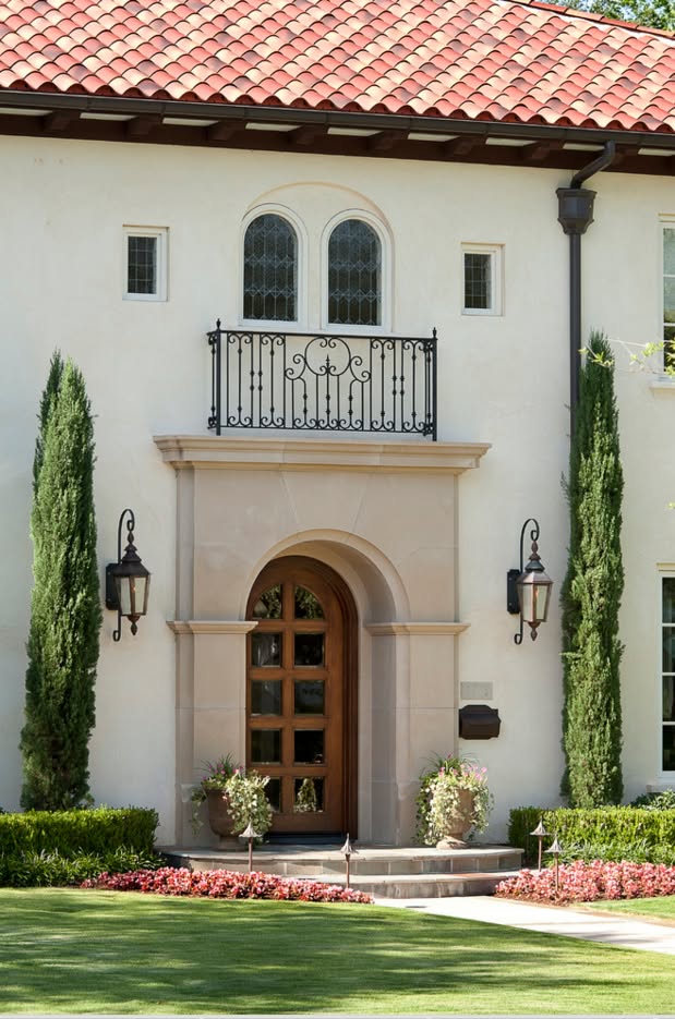 Bevolo's tweet photo. Beauty in symmetry. This Italian inspired villa boasts a pair of substantial Bevolo Six-Sided London Street lanterns on Rodin Bracket - a stunning complement to the detailed wooden door &amp; decorative iron railing. https://t.co/7inlPbEqi0 https://t.co/0gr5JWiPRb