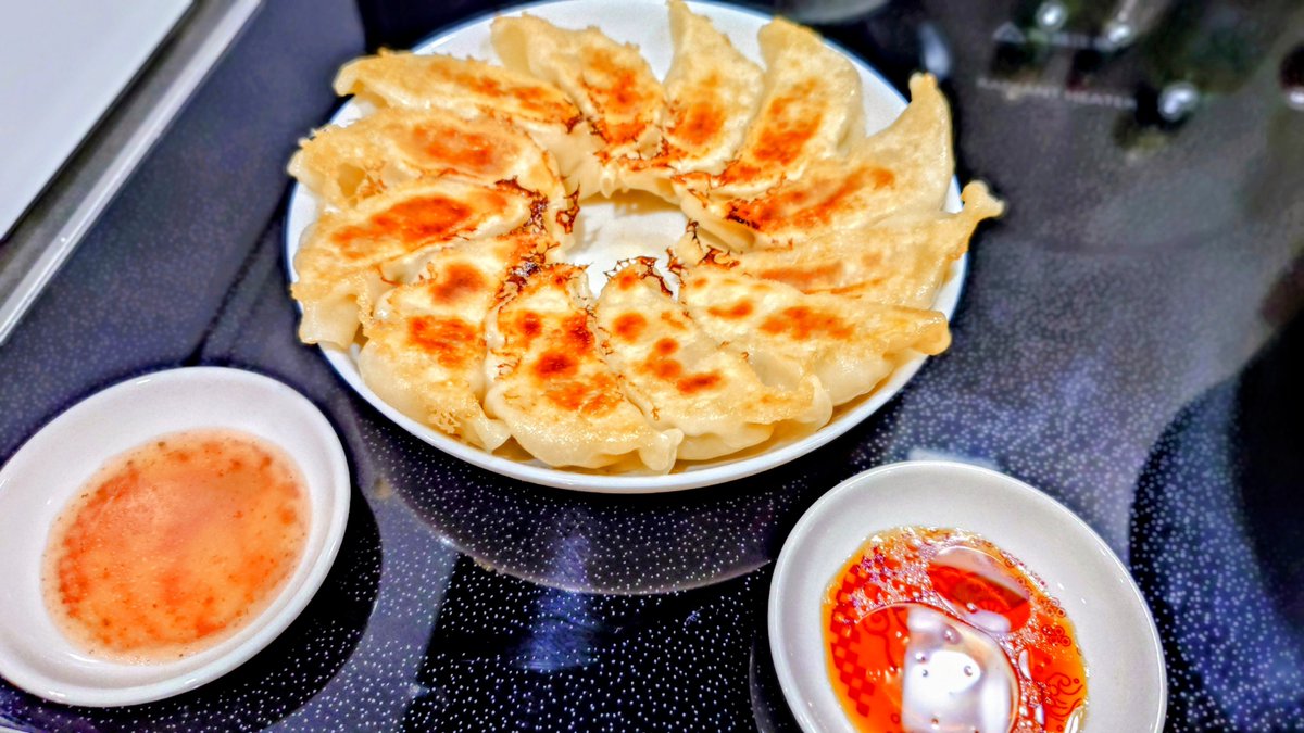 Lychee0101's tweet photo. 夫さん、足んないって事で焼き餃子追加で笑
味の素の冷凍餃子大好きなんですけど(海老焼売も)、生餃子から焼く餃子も美味しいですなぁ✨
IHの火加減にも大分慣れてきましたよ？
直火とはまた違うので調整に苦労しましたが、、
夫も職場の可愛い子ちゃんIHだとカリッと焼けないって言ってたけど極めたよ https://t.co/l8N1NxnwWy