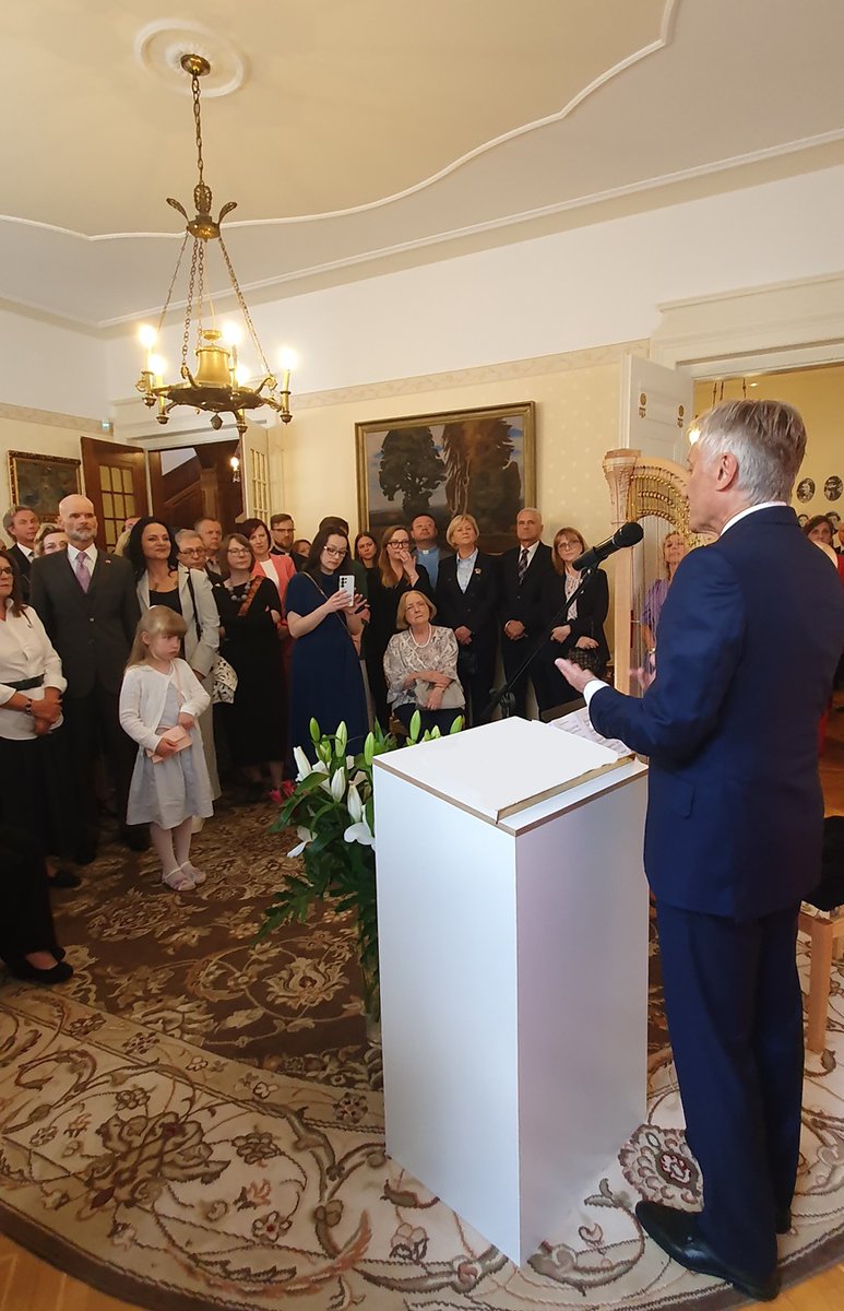 PLinSwitzerland's tweet photo. 🇵🇱 5.05 z okazji Święta Konstytucji 3 Maja i Dnia Polonii w rezydencji Ambasadora RP odbył się koncert muzyki filmowej na harfę i saksofon. Wystąpiły: Julia Łopuszyńska i Faustyna Szudra-Ng. Gości powitał chargé d’affaires RP a.i., Marek Prawda. Dziękujemy za obecność!  #MSZ_RP https://t.co/7ZA3fnv5OV
