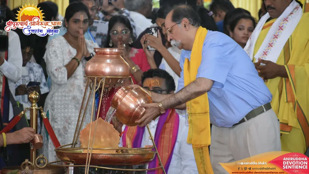 AniruddhaBhakti's tweet photo. श्री पुरुषार्थ #अनिरुद्ध धाम #प्रतिष्ठापना ‘उत्तररंगा’च्या दुसऱ्या दिवशी श्री परांबा परमेश्वरीच्या ‘उत्सव विग्रहा’चे 'राजोपचारे' #पूजन करण्यात आले. षोडशोपचारांसह विविध अलंकार, संगीत, #भजन व फुलांच्या सजावटीने सजलेले हे अनुपम पूजनदृश्य श्रद्धावानांना मंत्रमुग्ध करून गेले. https://t.co/yGMYGQb5En