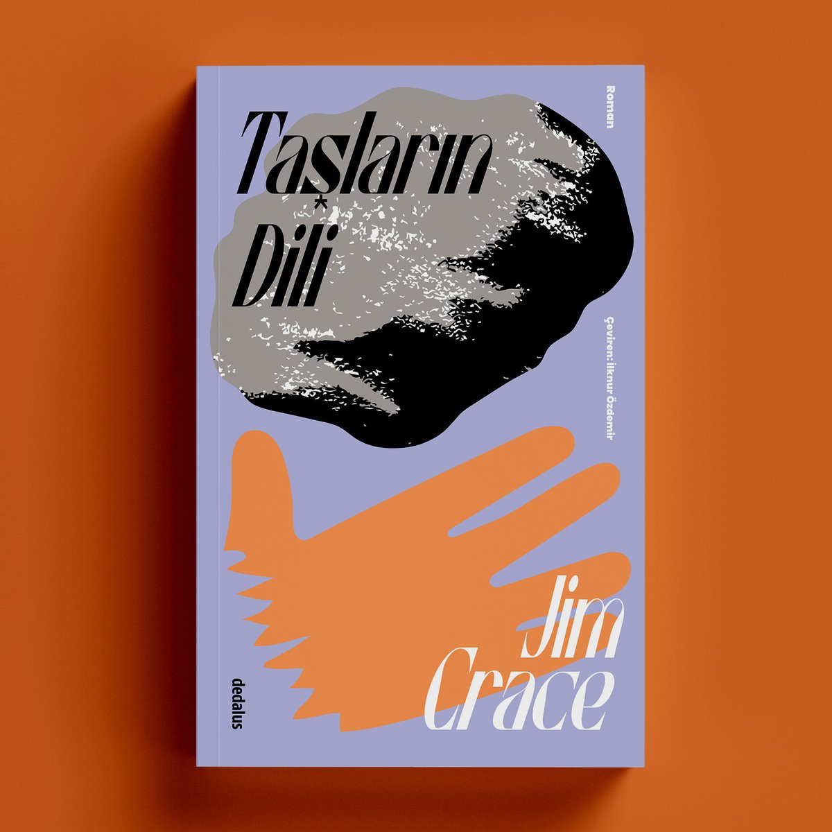 dedaluskitap's tweet photo. Jim Crace, insanlığın büyük bir dönüşüm anını şiirsel ve yoğun bir dille anlatırken, anlatının kendisini de sorgular.  Dili mit ile gerçeklik arasında kurar ve değişimi zarif ama güçlü bir hikâyeye dönüştürür.
Taşların Dili, @ilknurozdemir91 çevirisiyle Dedalus'ta.
https://t.co/bEZvrsYgYF