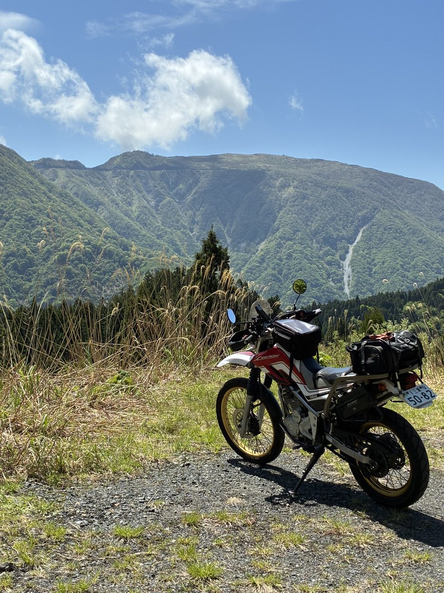 kinkansan's tweet photo. セロー250で伊吹山の北にある「国見峠」へ行ってきました。滋賀県と岐阜県の県境付近からは伊吹山ドライブウエイが見えます。走るにはちょうど良い気温で快適でした。
#セロー250
#国見峠 https://t.co/jf5RkL6aU1