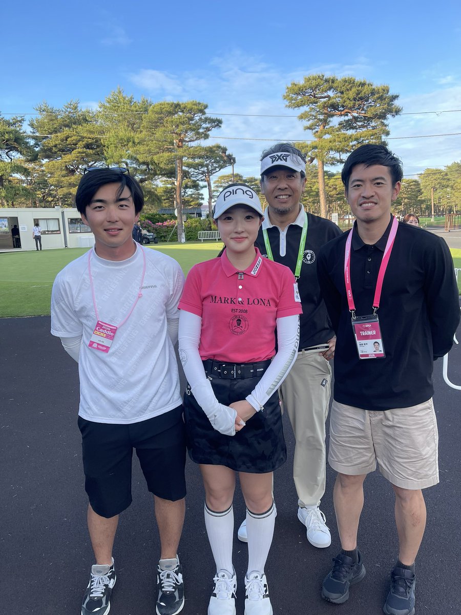 5UNDERS's tweet photo. サロンパスカップ2026に松原柊亜プロのコーチで行って来ました❗️伊澤秀憲コーチは私と同じゴルフ練習場出身。伊澤秀憲コーチは佐久間珠莉プロをサポート❗️松原柊亜プロと佐久間珠莉プロは同スコア‼️

TEAM柊亜頑張るぞ💪

#山田直知　#伊澤秀憲　#松原柊亜　#佐久間珠莉　#サロンパスカップ https://t.co/SNSxtT2fcp