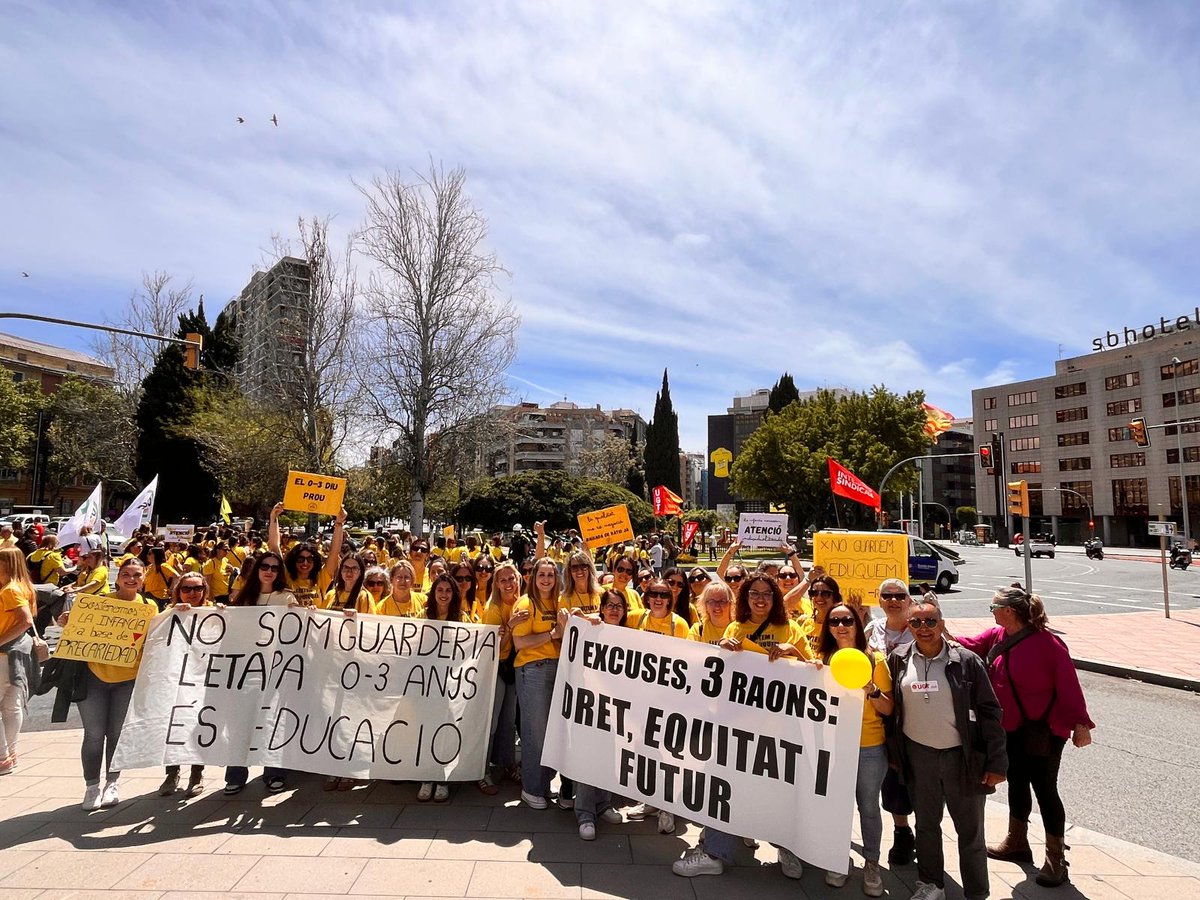 OriolFeUsoc's tweet photo. Avui som al carrer perquè l’educació comença abans del primer pas.
Som aquí per recordar, ben fort, que el 0-3 no és només cura.
És educació.
És base.
És futur.
#infantil03
#FEUSOC https://t.co/aJe0WoaMkv