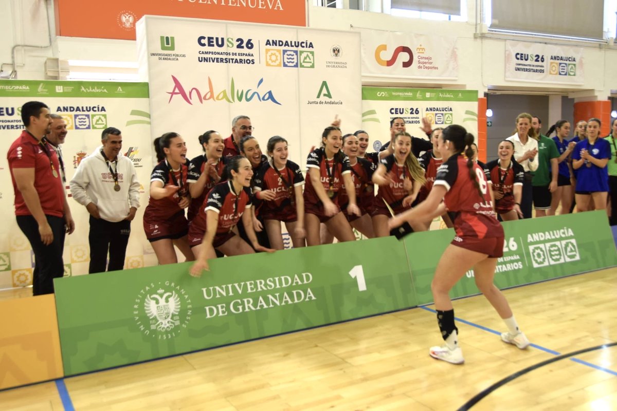 UCLMdeportes's tweet photo. Somos Campeonas y Campeones de España Universitarios 2026 de balonmano …. Doble oro 🥇 para nuestros equipos !!!! Gracias jugadoras/es y cuerpo técnico 🤾🏻‍♀️🤾🏽 Son l@s mejores 🤷🏻‍♂️

@uclm_es @VEstudianteUCLM @SomosGlobalcaja @fuden_es https://t.co/SiWb7uYhLD
