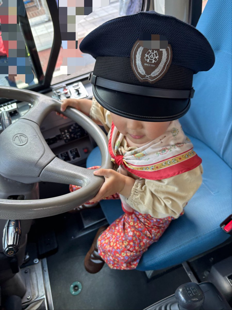 けんちゃんばぁば♡ バスの運転手になりきる2歳児さん 👦🏻「ｼｭｯﾊﾟﾁｭ ｼﾝｺｰｰｰｳ🚌」（訳