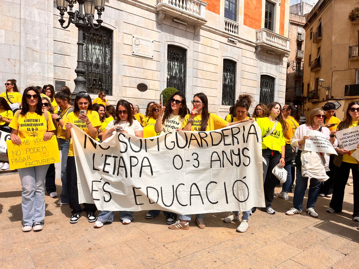 OriolFeUsoc's tweet photo. Avui som al carrer perquè l’educació comença abans del primer pas.
Som aquí per recordar, ben fort, que el 0-3 no és només cura.
És educació.
És base.
És futur.
#infantil03
#FEUSOC https://t.co/aJe0WoaMkv
