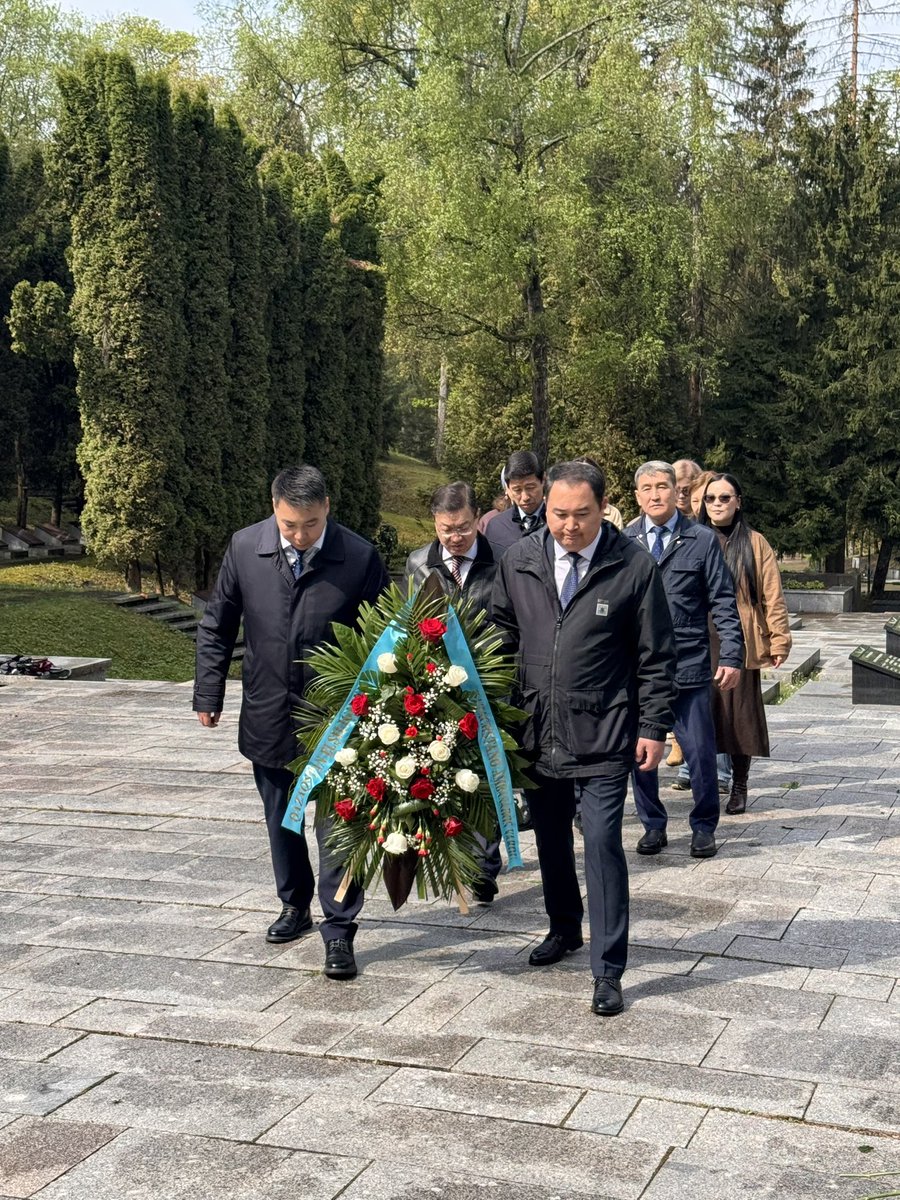 KazEmbLt's tweet photo. On Defender of the Fatherland Day, diplomats of the Embassy of Kazakhstan in Lithuania honored the memory of World War II soldiers, including Kazakhstani fighters buried in Lithuania. https://t.co/jJxnc8cq2H