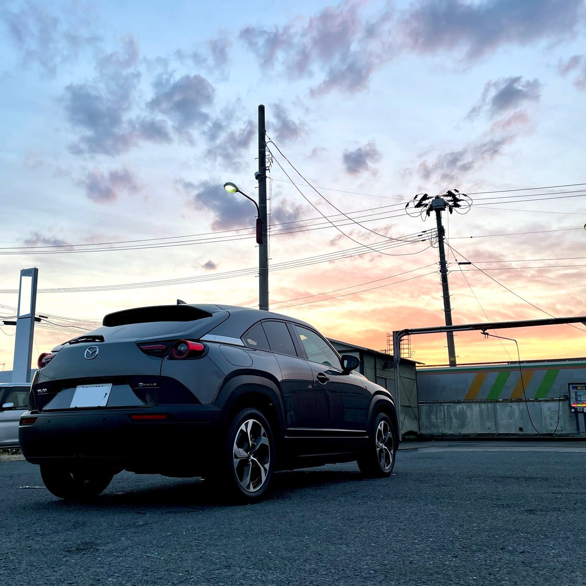 mossfe3's tweet photo. 泥はねしてたので明日雨なのに洗車。
通りがかりのうちのデミさんが邪魔しに寄ってくれた笑
#mazda
#MX30
#デミオ
#mazda2
#洗車 https://t.co/BL1hYeinGZ