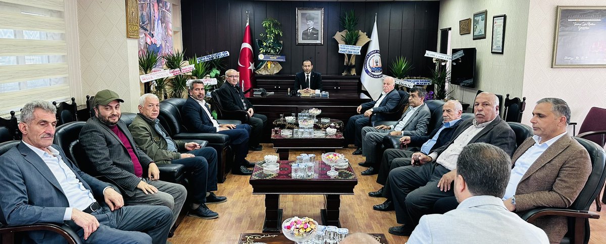Ahmetengul63's tweet photo. Kıymetli büyüğüm, Şanlıurfa Esnaf ve Sanatkârlar Odaları Birliği Başkanlığı görevine seçilen değerli Başkanımız Sayın İsmail Karacabey’i makamında ziyaret ederek hayırlı olsun dileklerimizi ilettik.

Esnaf camiamızın birlik ve beraberliği adına önemli hizmetlere imza atacağına yürekten inanıyor, kadim şehrimiz Şanlıurfa’ya sağlayacağı katkılardan dolayı kendilerine şimdiden muvaffakiyetler diliyorum.

Rabbim çıktığı bu hizmet yolunda kendisini mahcup etmesin, görevinde üstün başarılar nasip etsin.

@ikaracabey2 @SUPHENGL 

#KazananŞanlıurfa #KazananEsnaf