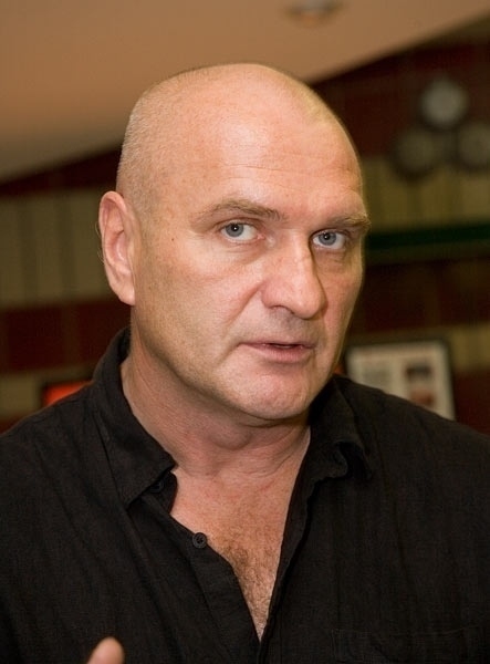 Александр Балуев: "У меня очень много вопросов к властям. Почему так широко открыты двери для приезжих? Люди же не приехали просто поработать на недельку и уехать обратно. Нет,они остаются здесь. Адаптируются ли или создают анклавы,как это сейчас происходит в Европе, к сожалению?
