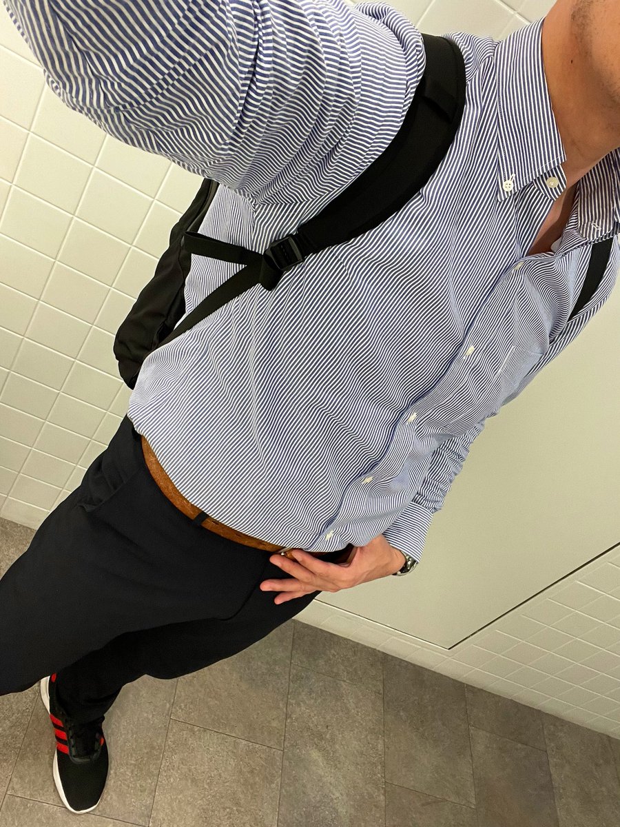mochix33's tweet photo. 休暇明けの仕事ってえげつないからイヤッ！🥹
よしよしされてるような画角🤤 https://t.co/nRz9Exi35J