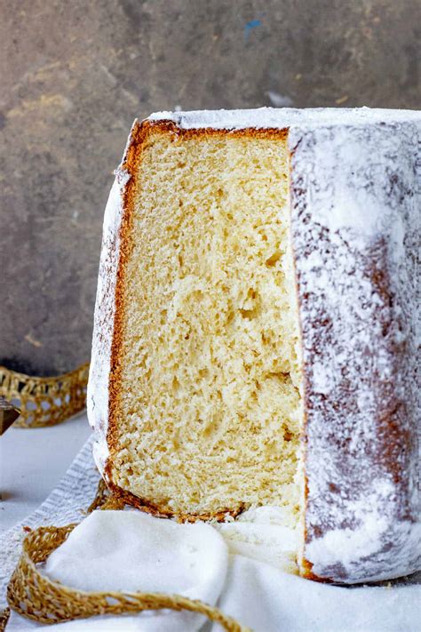EmanueleDiRocco's tweet photo. Solo Chiara Ferragni poteva fare una linea con lo stesso colore del PANDORO!
#ChiaraFerragni #pandorogate https://t.co/oQlP279Ram