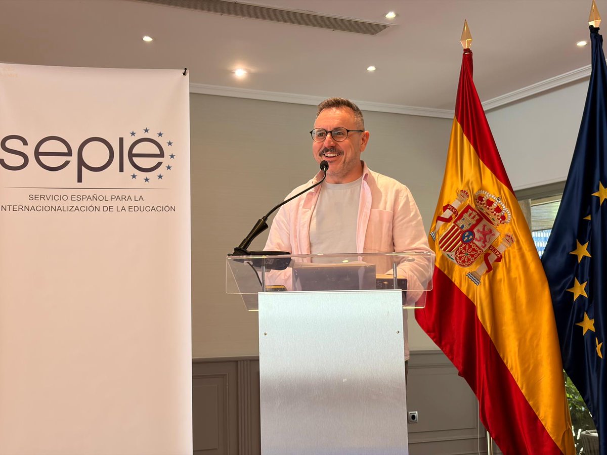 sepiegob's tweet photo. 🟦 Hoy estamos de celebración.

SEPIE organiza la primera jornada de formación para potenciar la participación democrática, los valores europeos y la ciudadanía activa para futuros #EmbajadoresErasmusPlus.

↪️ Apertura por José Manuel Sánchez Duarte, director del SEPIE. https://t.co/vEH6n7VfTY
