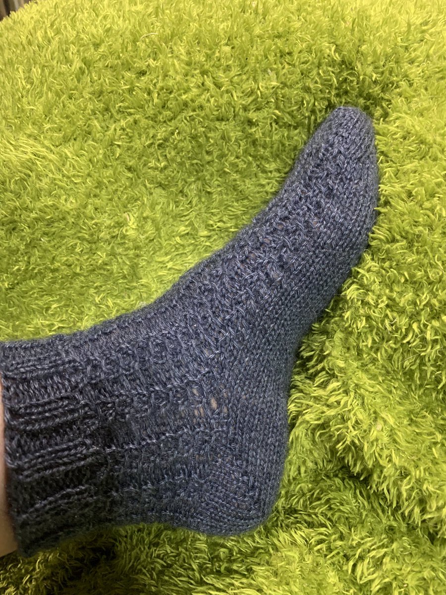 cliche_yuuron's tweet photo. 透かし編みで靴下編んでみた。結局踵は編み慣れたシャドウラップに。クッション子がゲーセンで取ってきたやつで私はずんだもんクッション‼️だとずっと言ってたら、普通に芝クッションだと言われましたw🤣 https://t.co/KIPaXcDCW8