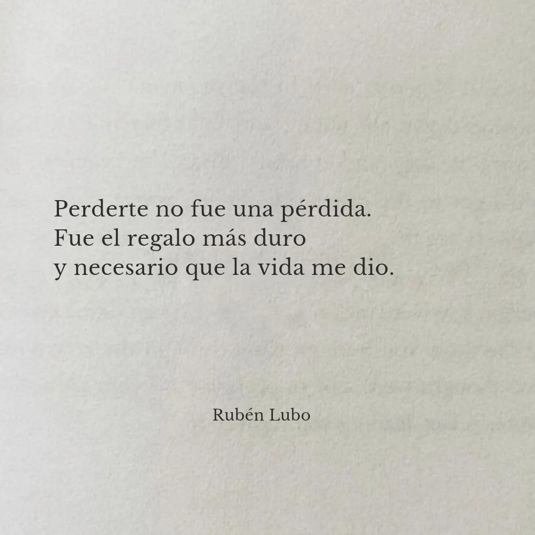 En el vacío que dejaste
aprendí a llenarme solo.
En el silencio que quedó
escuché mi propia voz por primera vez.
En la ausencia
me reencontré con quien 
realmente soy.

Perderte no fue una pérdida.
Fue el regalo más duro
y necesario que la vida me dio.

—Rubén Lubo