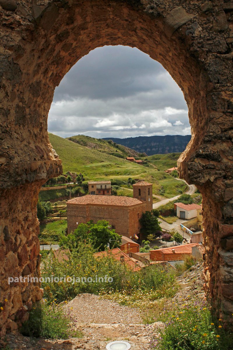 PatrimonioRioja's tweet photo. Pueblos y paisajes.
Una pintoresca vista primaveral de Clavijo desde su castillo.
¡Descubre La Rioja!
💚🏞️🏰📸✨
#PatrimonioNatural #Monumentos #Castillos #Fortalezas #ArquirecturaDefensiva #Pueblos #Paisajes https://t.co/Vqu1coeS9s
