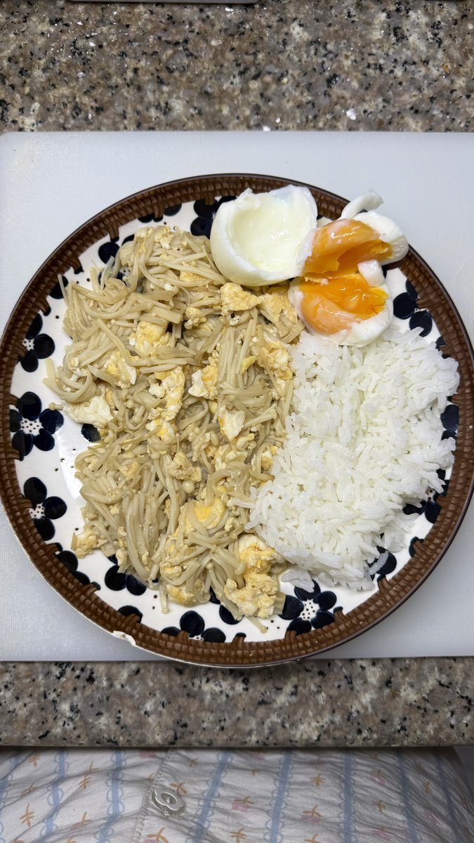 jupitermile's tweet photo. แซลม่อนย่างซอสเทอริยากิ /ลาบเห็ดหอหมูย่าง/สปาเกตตี้ผัดพริกแห้งกุ้ง/ผัดไข่ใส่เห็ด https://t.co/cKoJBspKqo