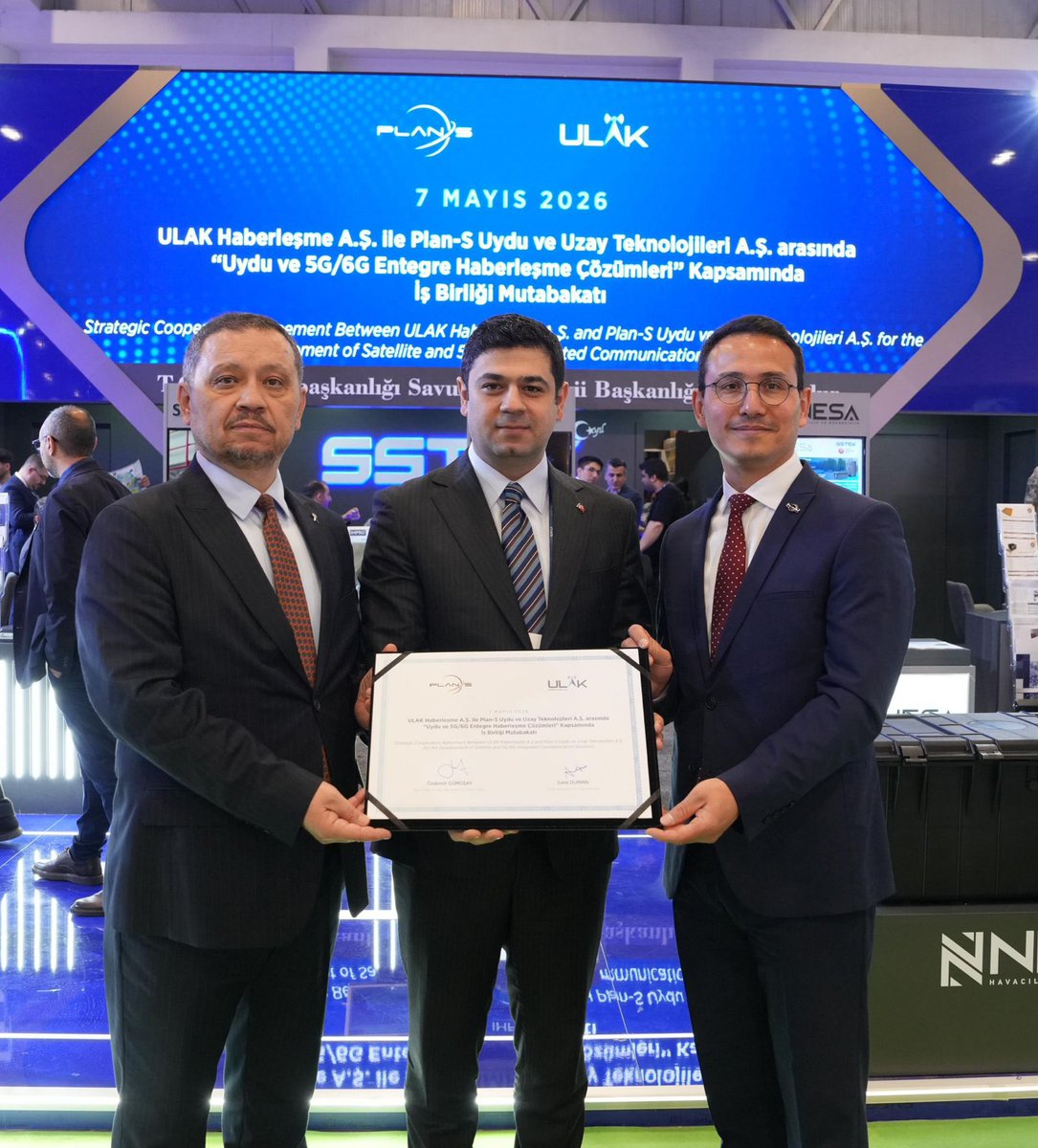 UlakHaberlesme's tweet photo. SAHA EXPO 2026 kapsamında, Türkiye’nin dijital geleceğini bir üst seviyeye taşıyacak stratejik bir adım daha attık! 🤝

SSTEK Genel Müdürü Sn. Suat Baylan'ın değerli katılımlarıyla, Plan-S ile "Uydu ve 5G/6G Entegre Haberleşme Çözümleri" konusunda İş Birliği Mutabakatı (MoU) imzaladık. ✒️

Bu stratejik iş birliği ile yerli 5G/6G altyapılarımızı uydu teknolojileriyle entegre ederek; uzayda da kapsama alanı geniş, güvenli ve kesintisiz haberleşme çözümleri geliştirmeyi hedefliyoruz. Milli Teknoloji Hamlemizin bir parçası olarak, "Uçtan Uca Haberleşme Ekosistemimizi" güçlendirmeye devam ediyoruz. 🚀📡

At SAHA EXPO 2026, we have taken another strategic step that will elevate Türkiye’s digital future to the next level! 🤝

With the esteemed participation of SSTEK General Manager Mr. Suat Baylan, we have signed a Memorandum of Understanding (MoU) with Plan-S on "Satellite and 5G/6G Integrated Communication Solutions." 🖋️

Through this strategic collaboration, we aim to integrate our indigenous 5G/6G infrastructures with satellite technologies to develop secure, seamless, and wide-coverage communication solutions, extending our reach into space. As a cornerstone of our National Technology Initiative, we continue to strengthen our "End-to-End Communication Ecosystem." 🚀📡

#PLANS
#ULAK
#SSTEK 

#SAHAEXPO
#5G
